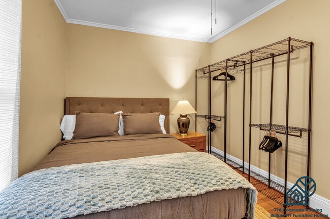 Building Photo - Furnished 4-Bedroom, 2.5-Bath Apartment near Elmwood Village Unit 1