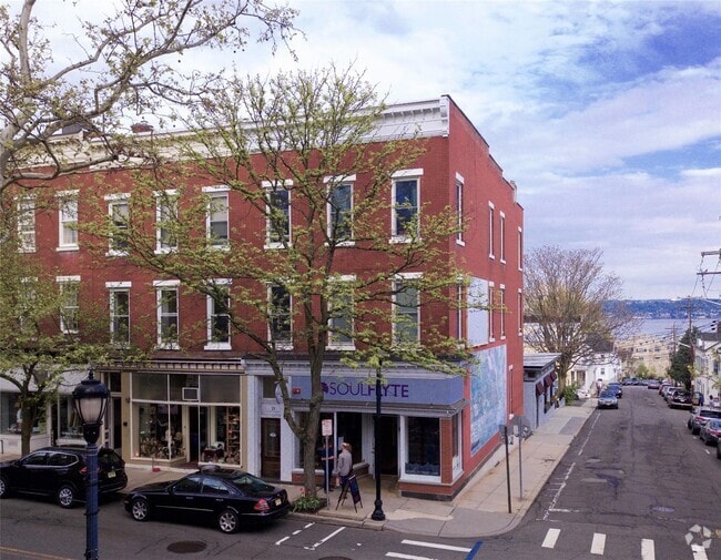 Building Photo - 13 S Broadway Unit 3 Rental