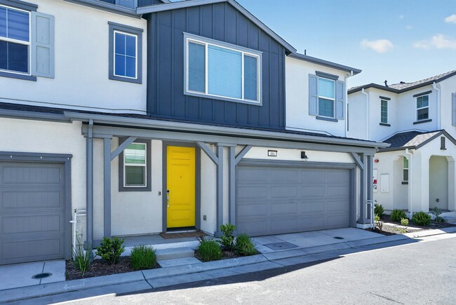 Building Photo - 486 N Cloverdale Pl