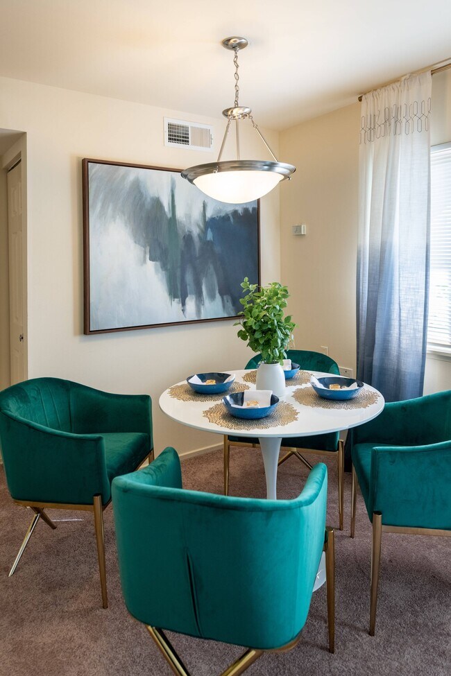 Apartment Dining Room - Foxfire Apartments