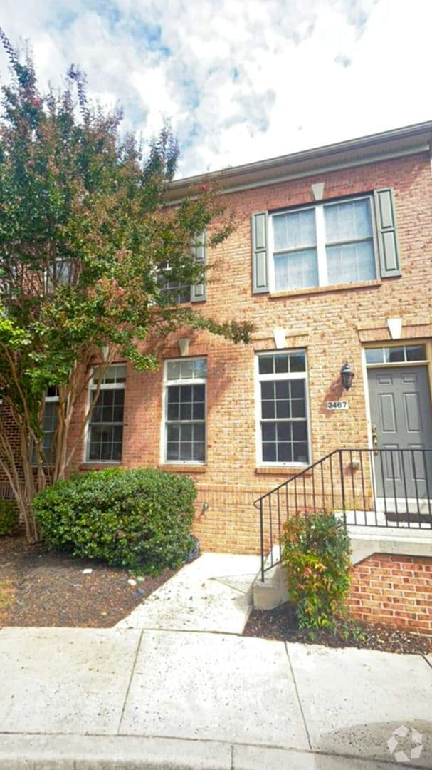 Building Photo - Beautiful 3 Bed 3.5 Bath Brick Townhome In...