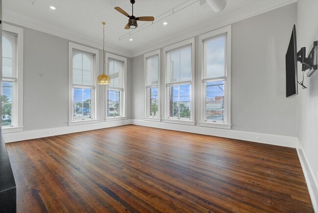 Building Photo - 2206 The Strand Unit 201