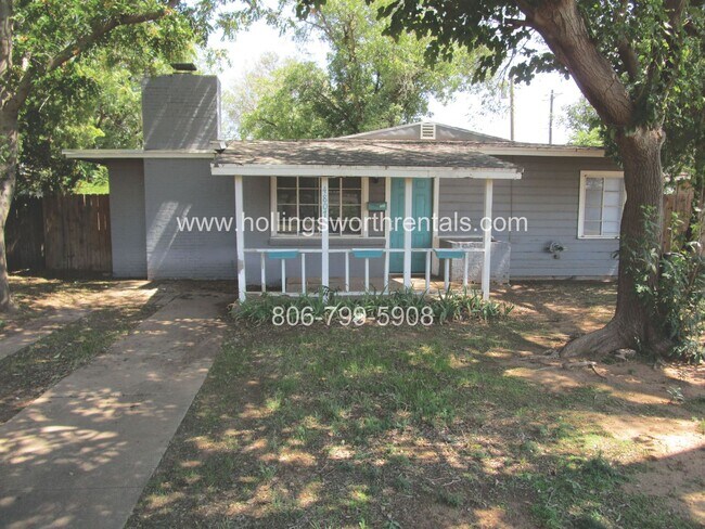 2 bedroom, 2 living rooms, 1 bath house - 2 bedroom, 2 living rooms, 1 bath house