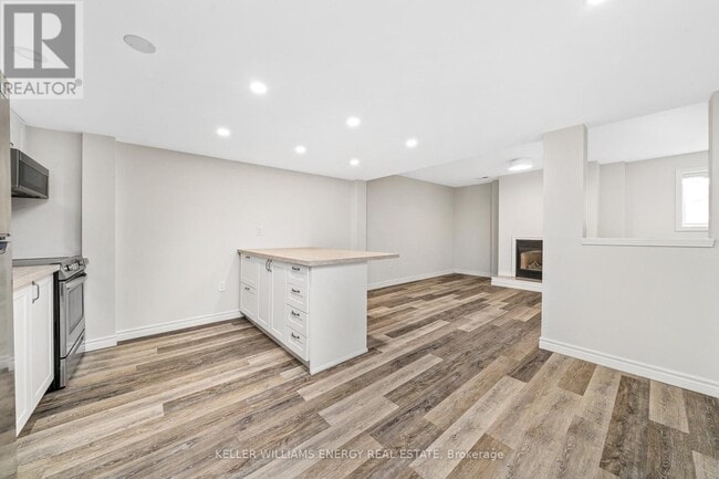 Photo - 106 Wellington Main St