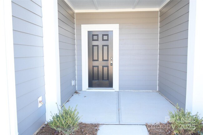 Photo - 752 Kitfox Dr NW