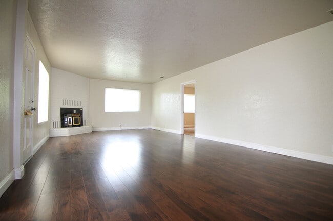 Building Photo - MOVE IN SPECIALL!!! $400 OFF FIRST MONTH'S... Rental