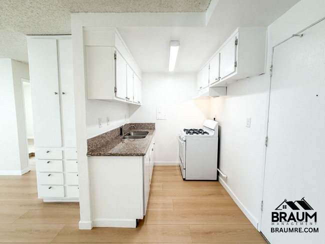 Photo - 5461 Kester Ave Unidad 105