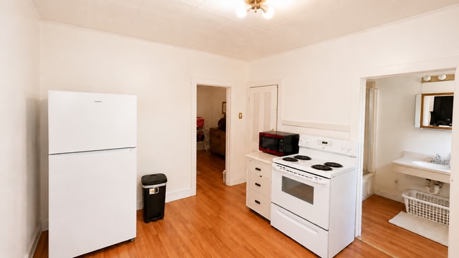 Building Photo - 320 S 31st St Unit 320 1/2