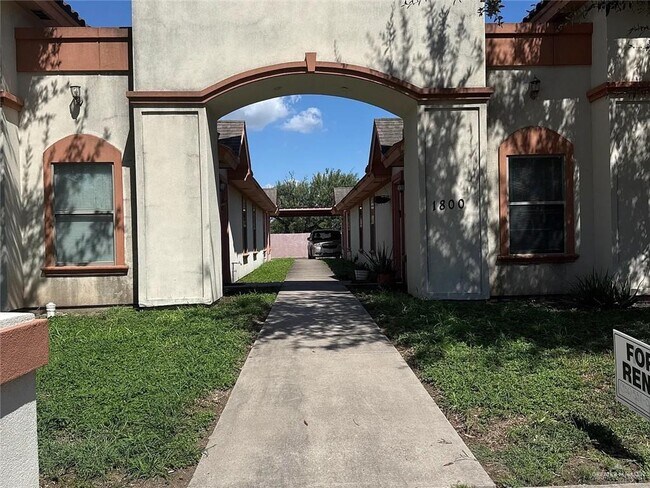 Building Photo - 10 West Dr Unit 4