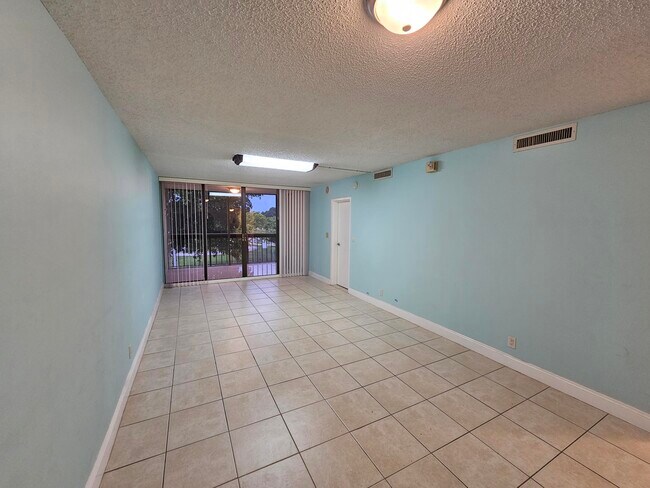 Photo - 8441 Forest Hills Dr Unidad 302