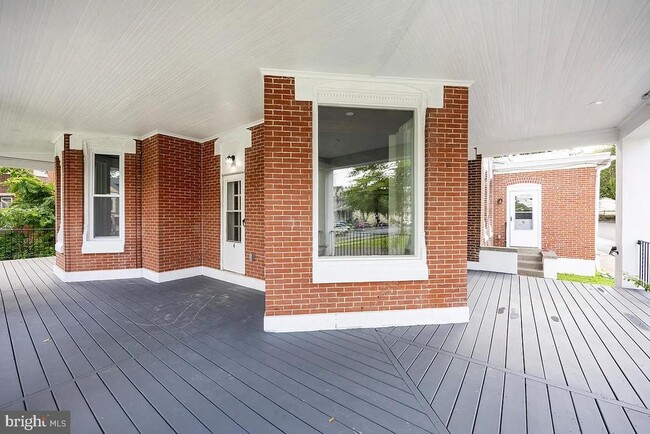 Building Photo - 554 Main St