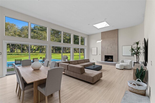 10 Fox Hollow Dr