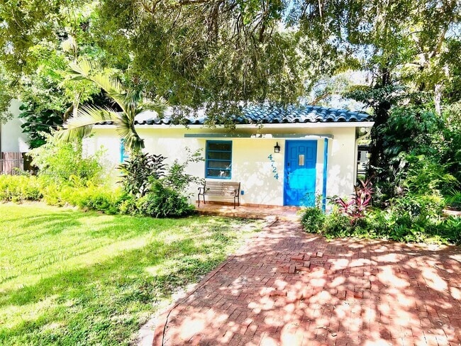 Building Photo - 4724 SW 64th Ct Rental