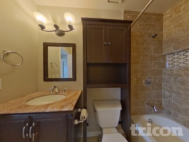 Photo - 628 Longfellow Ln