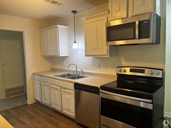 Building Photo - 3 Bedroom 2 Bath Rental