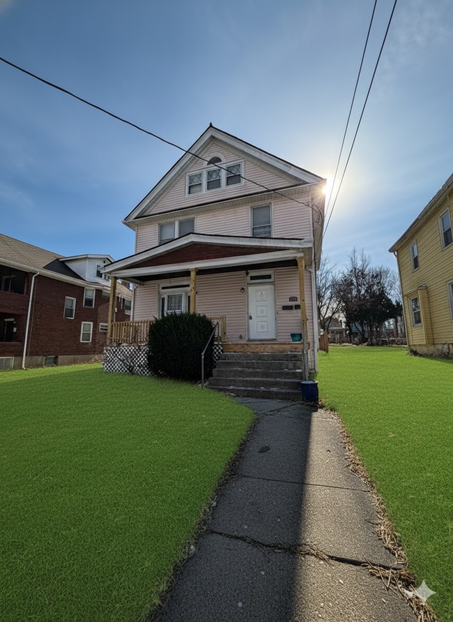 Building Photo - 2031 Hewitt Ave Unit 1