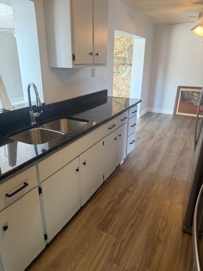 Photo - 527 A Ln