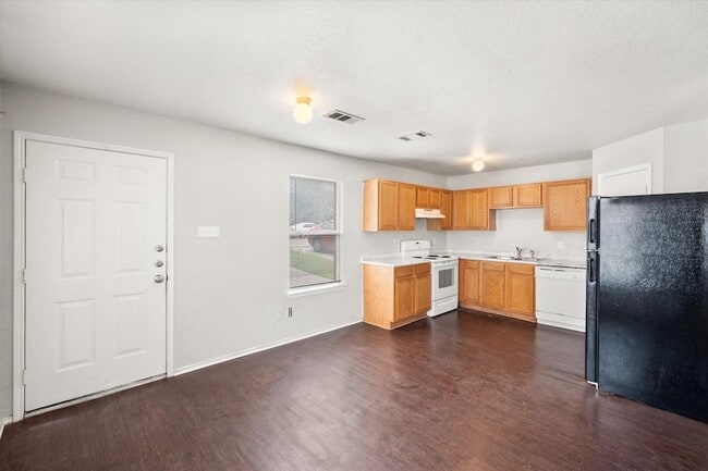 Photo - 404 Kings Way Dr