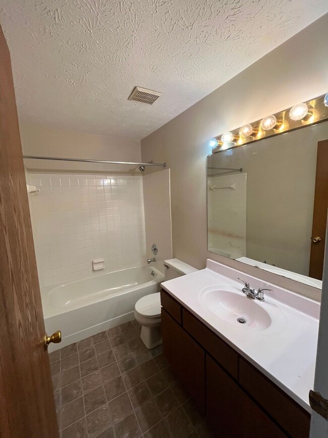Photo - Beautiful 2BR/2BA Condo with Pool, Fitness Center & Private Balcony Unit 11