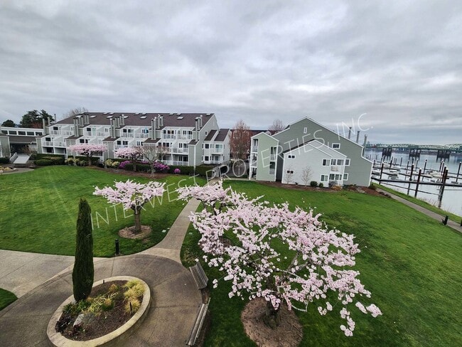 Building Photo - 2 BD Condo with River View, washer/dryer, microwave and W/S/G&L included.