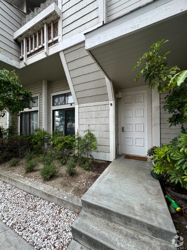 Building Photo - 4676 Don Lorenzo Dr Rental