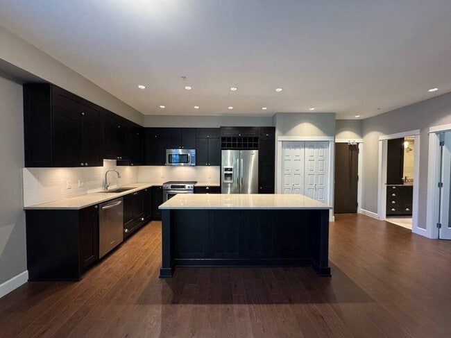 Building Photo - 15185 36 Av Unit Edgewater