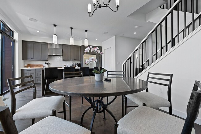 FURNISHED RENTAL: Luxury Townhome in Exclu... - FURNISHED RENTAL: Luxury Townhome in Exclu...