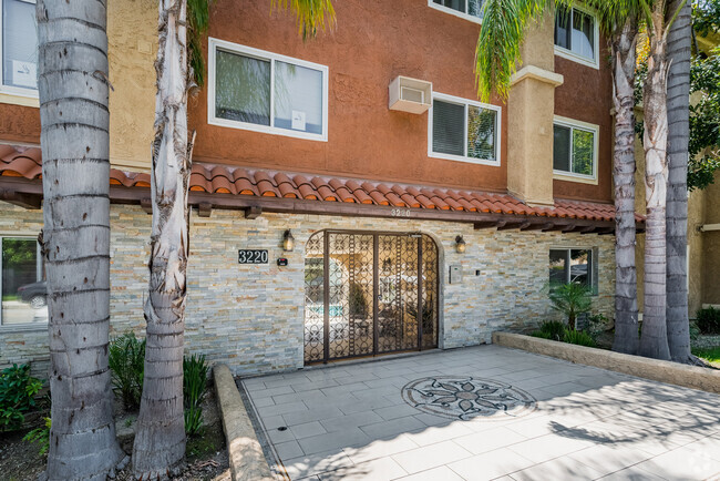 Building Photo - 3220 Altura Ave Unit 203 Rental