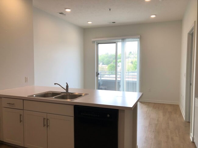 Balcony Apartment - The Sawyer