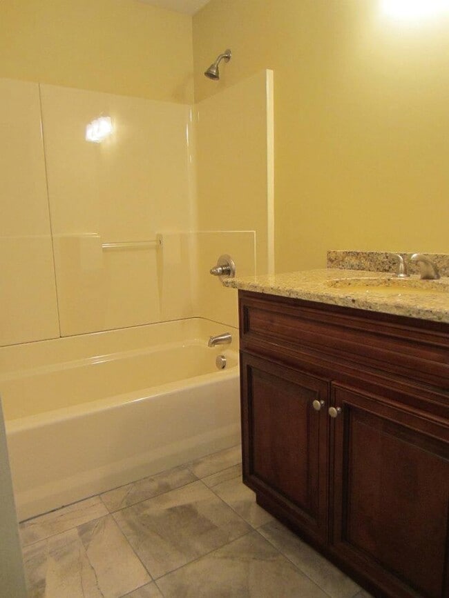Bathroom - Tub/Shower Combo, Granite Countertop, Tile Floor
