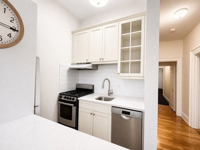 Building Photo - 244 Beacon St Unit 3C