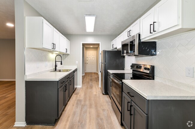 Kitchen with two-toned cabinets - Avana Chase Rental