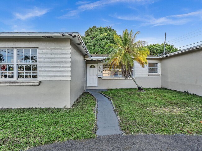 Photo - 700 SW 5th Ct