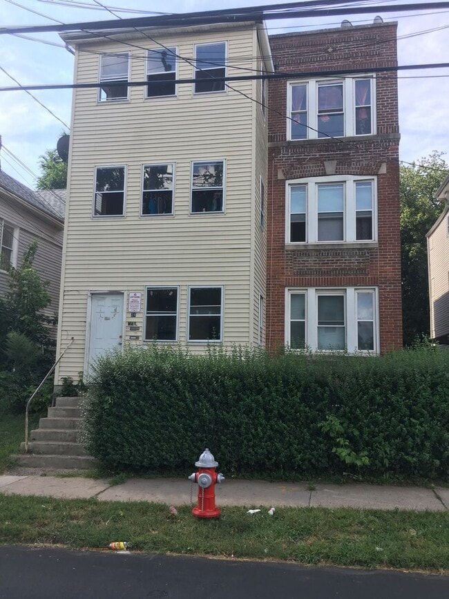 Building Photo - 24 Oak St Unit 3