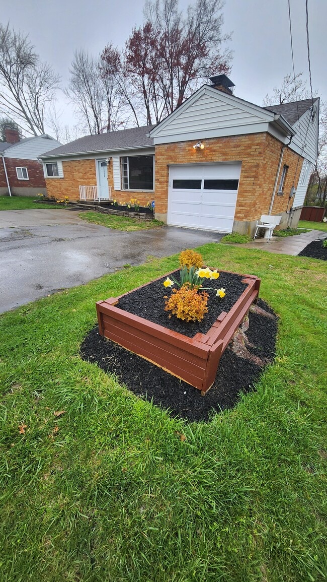 Front gardens - 8446 Clough Pike Unit Ranch1