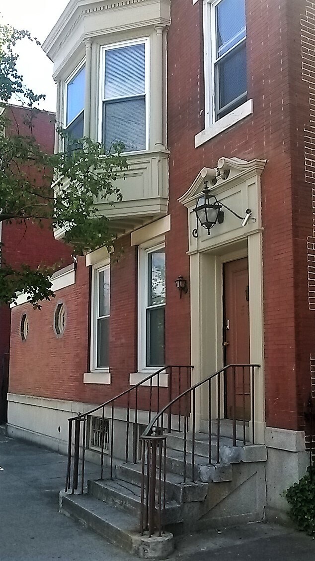 Front - 506 W Market St Apartments Unit 1B