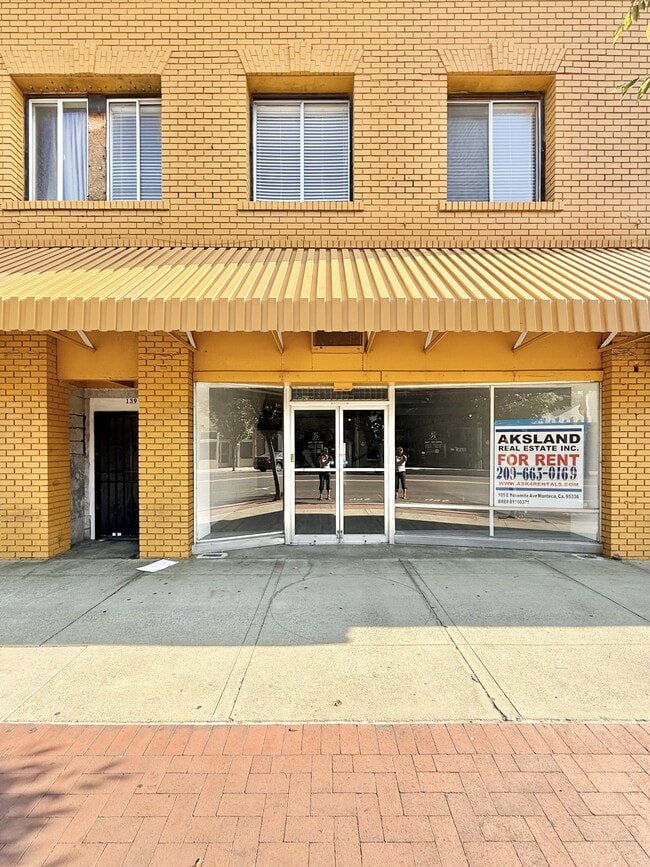 Building Photo - 135 W Yosemite Ave Unit 1