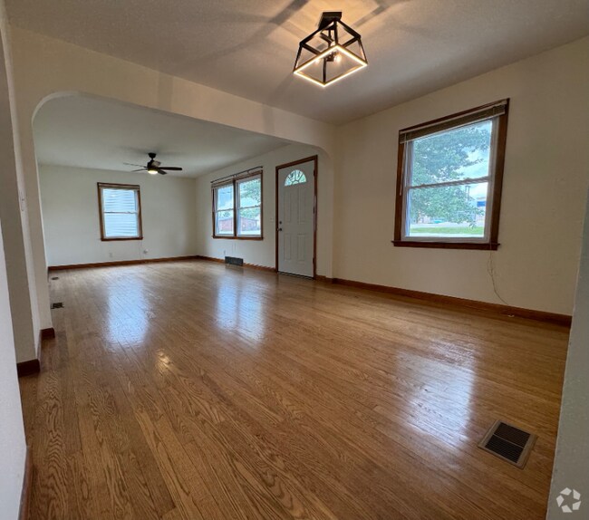 Building Photo - 814 E Veterans Memorial Pkwy Rental