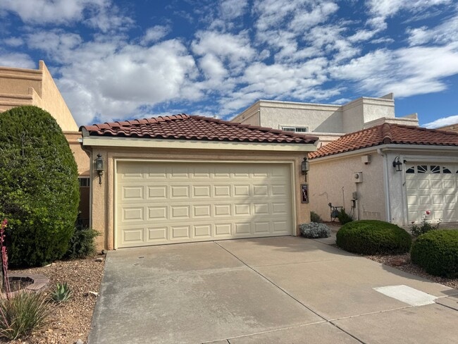 Building Photo - Tanoan Luxury Townhome!