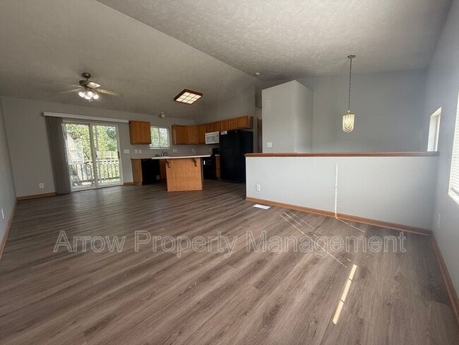 Photo - 330 W Irving St
