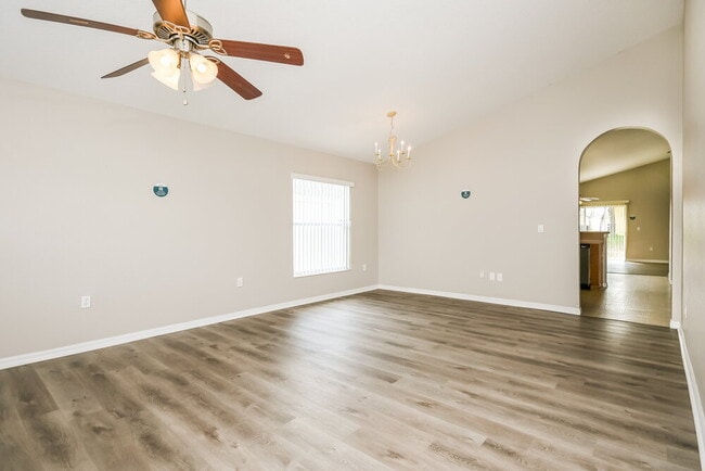 Photo - 515 Winthrop Pl