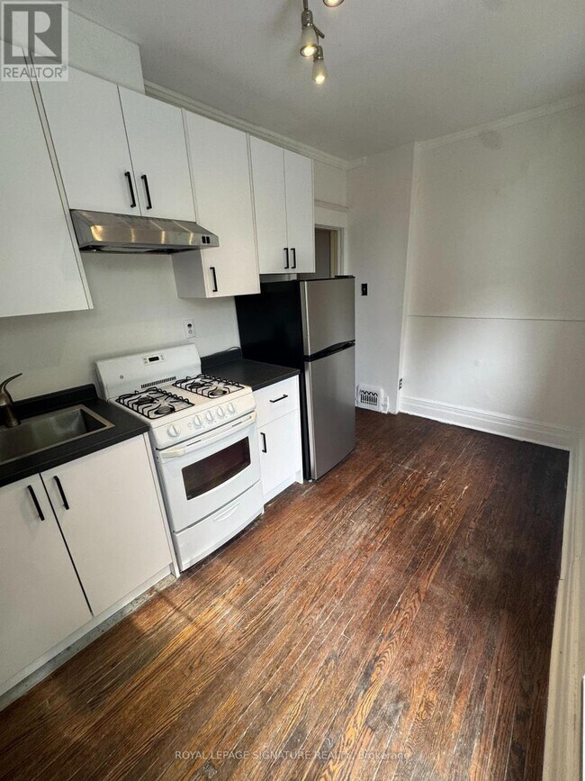 Photo - 920 Woodbine Ave