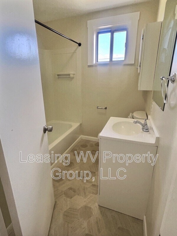 Photo - 2489 Main St