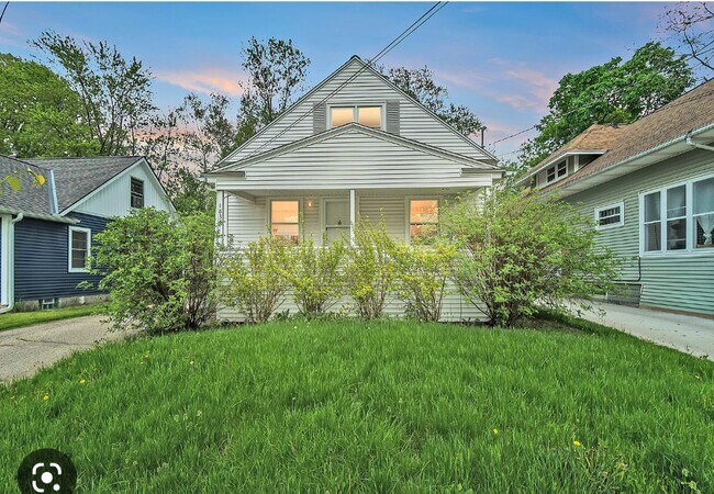 Front view of the house - 1837 Beal Ave Apartments Unit #2