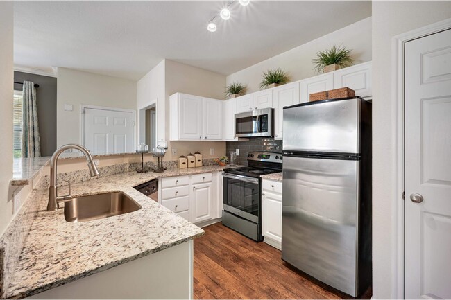 1BR, 1BA - 871SF - Kitchen - La Salle Apartments