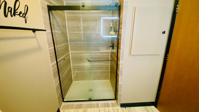 Ducha Kohler LuxStone en el baño principal. - 384 Minz Park Cir Unidad 5