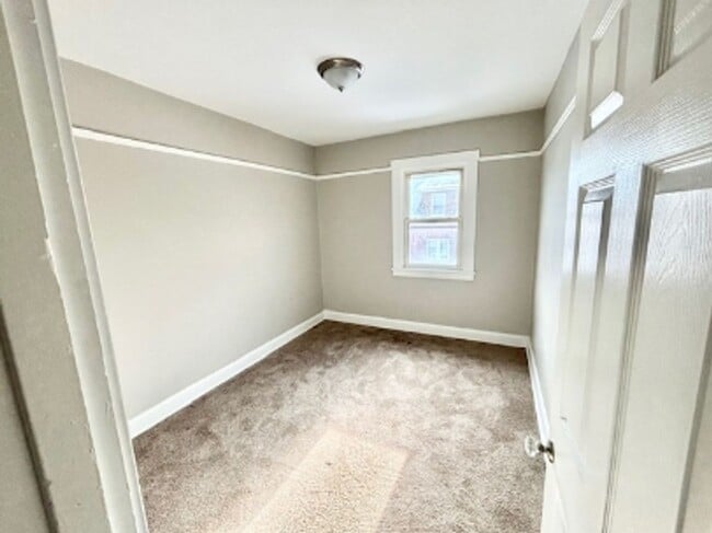 Photo - 874 Vankirk St