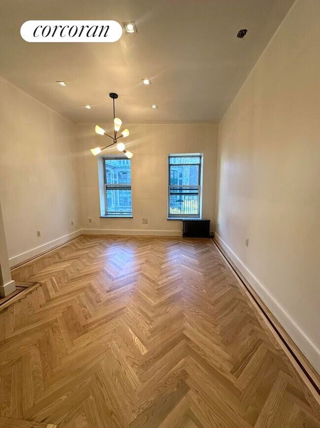 Photo - 324 W 47th St