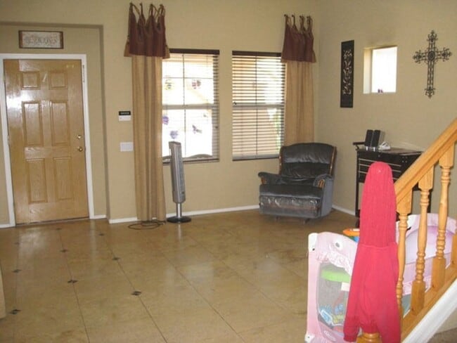 Photo - Beautiful three bedroom plus den/loft, 2.5 bath upgraded home In West Phoenix Close to I-10 & 101
