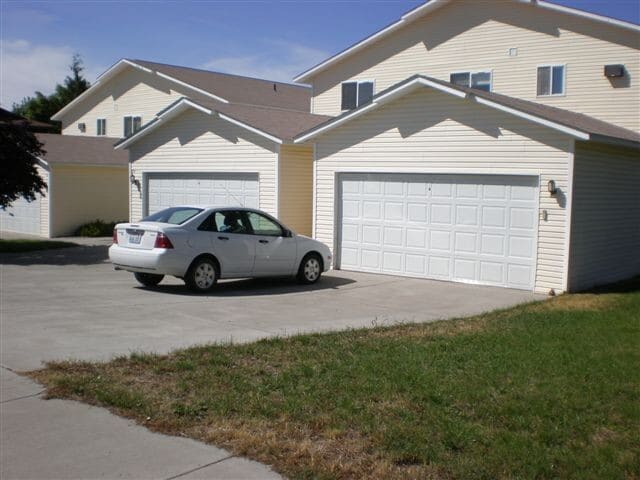 Shared garages - 119 E Spence St Apartamentos Unidad 111  E Spence